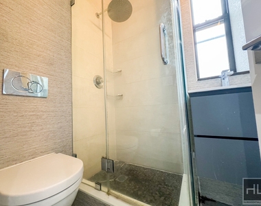 East 82 Street - Photo Thumbnail 5