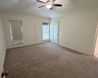 5211 Rivertree Lane - Photo Thumbnail 4