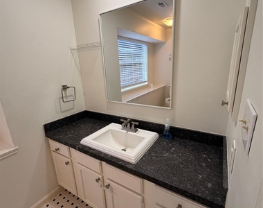 5211 Rivertree Lane - Photo Thumbnail 5