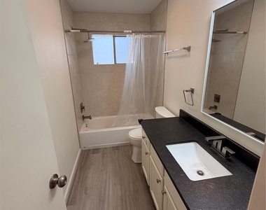 5211 Rivertree Lane - Photo Thumbnail 8