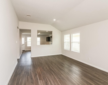 810 Desoto Drive - Photo Thumbnail 2