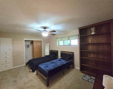 1702 Ivie Lee Street - Photo Thumbnail 7