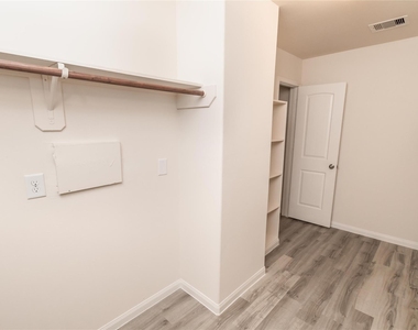 6247 Brenwood Circle - Photo Thumbnail 10