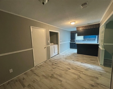 1015 Dogwood Avenue - Photo Thumbnail 6