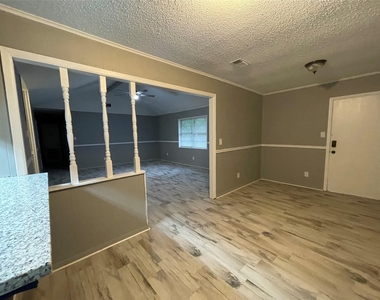 1015 Dogwood Avenue - Photo Thumbnail 3