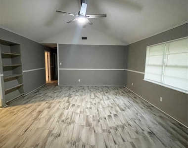 1015 Dogwood Avenue - Photo Thumbnail 4