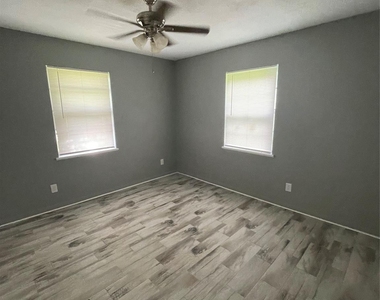 1015 Dogwood Avenue - Photo Thumbnail 8