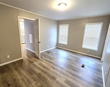 215 Buffalo Way - Photo Thumbnail 4