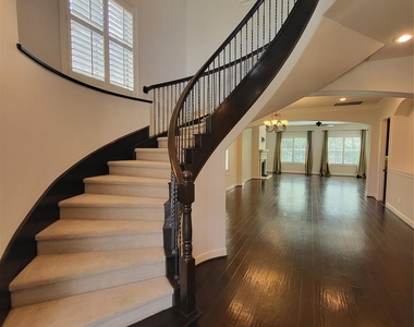 8811 Van Allen Drive - Photo Thumbnail 5