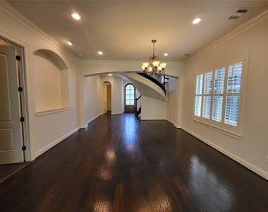 8811 Van Allen Drive - Photo Thumbnail 7