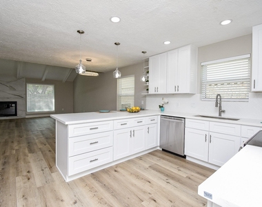 2835 Colony - Photo Thumbnail 8