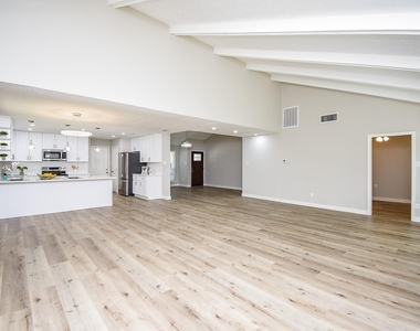 2835 Colony - Photo Thumbnail 2