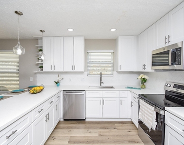 2835 Colony - Photo Thumbnail 7