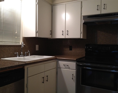 710 Colquitt Street - Photo Thumbnail 4