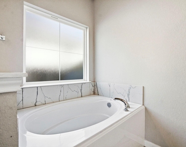 1318 Kingsgate Drive - Photo Thumbnail 23