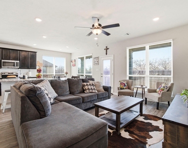 1318 Kingsgate Drive - Photo Thumbnail 10