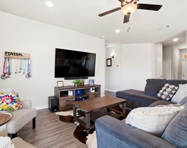 1318 Kingsgate Drive - Photo Thumbnail 12