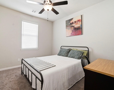 1318 Kingsgate Drive - Photo Thumbnail 16