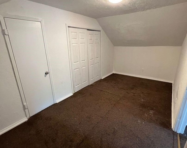1142 Lyle Street - Photo Thumbnail 5