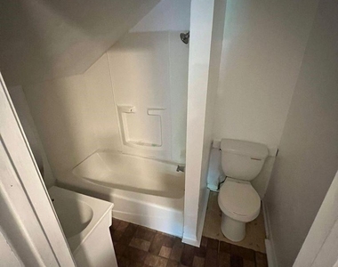 1142 Lyle Street - Photo Thumbnail 4
