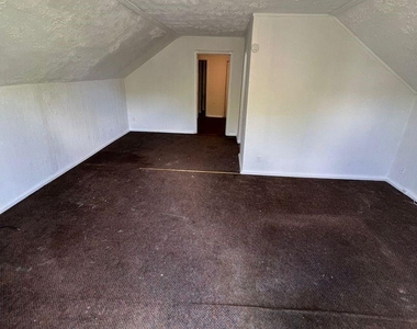 1142 Lyle Street - Photo Thumbnail 2