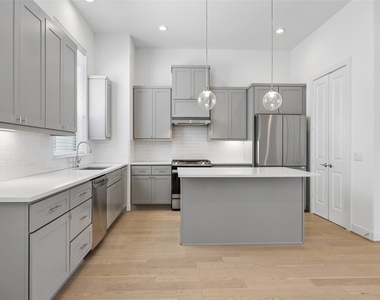4621 Maxie Street - Photo Thumbnail 4
