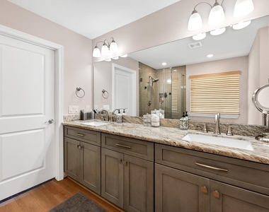 1035 E Hampton Drive - Photo Thumbnail 11