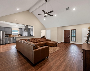 1035 E Hampton Drive - Photo Thumbnail 4