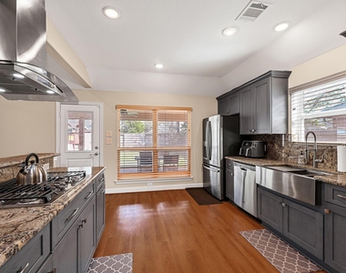 1035 E Hampton Drive - Photo Thumbnail 5
