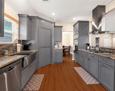 1035 E Hampton Drive - Photo Thumbnail 6
