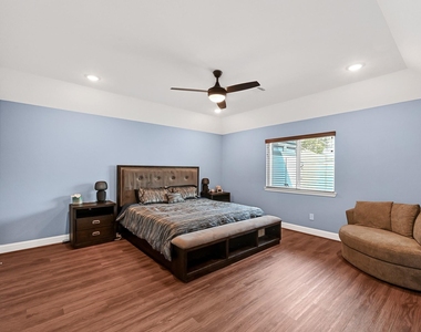 1035 E Hampton Drive - Photo Thumbnail 8