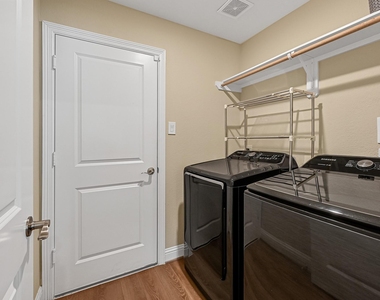 1035 E Hampton Drive - Photo Thumbnail 16