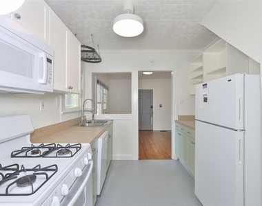 340 Moffett Court N - Photo Thumbnail 4