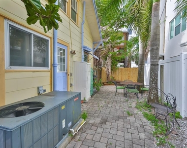 340 Moffett Court N - Photo Thumbnail 15