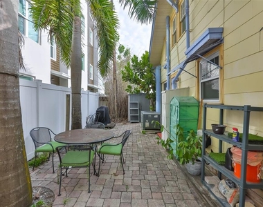 340 Moffett Court N - Photo Thumbnail 16