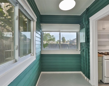 340 Moffett Court N - Photo Thumbnail 5