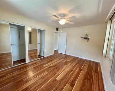 704 Torrey Pines Avenue - Photo Thumbnail 9