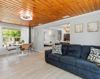 1009 Chester Drive - Photo Thumbnail 11