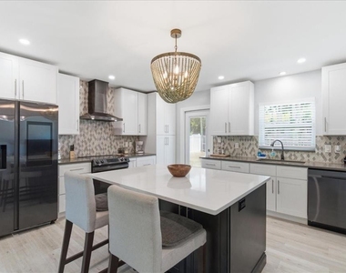 1009 Chester Drive - Photo Thumbnail 5