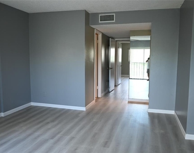 2700 Cove Cay Drive - Photo Thumbnail 6