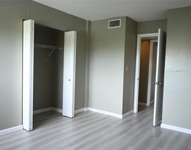 2700 Cove Cay Drive - Photo Thumbnail 10