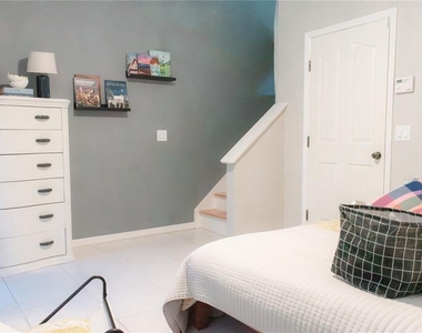 3033 Pointeview Drive - Photo Thumbnail 3
