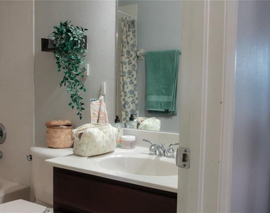 3033 Pointeview Drive - Photo Thumbnail 13