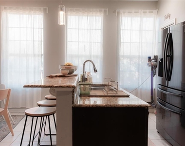 3033 Pointeview Drive - Photo Thumbnail 8