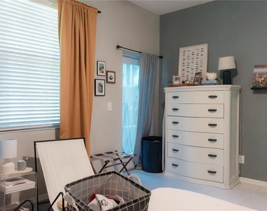 3033 Pointeview Drive - Photo Thumbnail 4