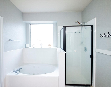 3318 Shadowcrest Court - Photo Thumbnail 9