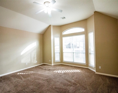 3318 Shadowcrest Court - Photo Thumbnail 8