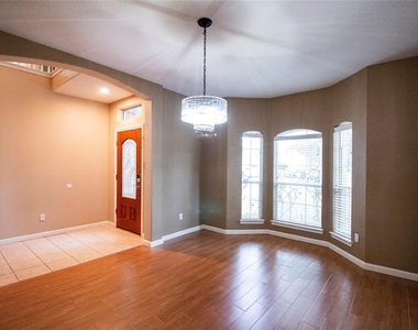 3318 Shadowcrest Court - Photo Thumbnail 5