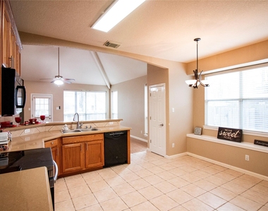 3318 Shadowcrest Court - Photo Thumbnail 6
