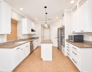 7207 Emerald Glen Drive - Photo Thumbnail 4